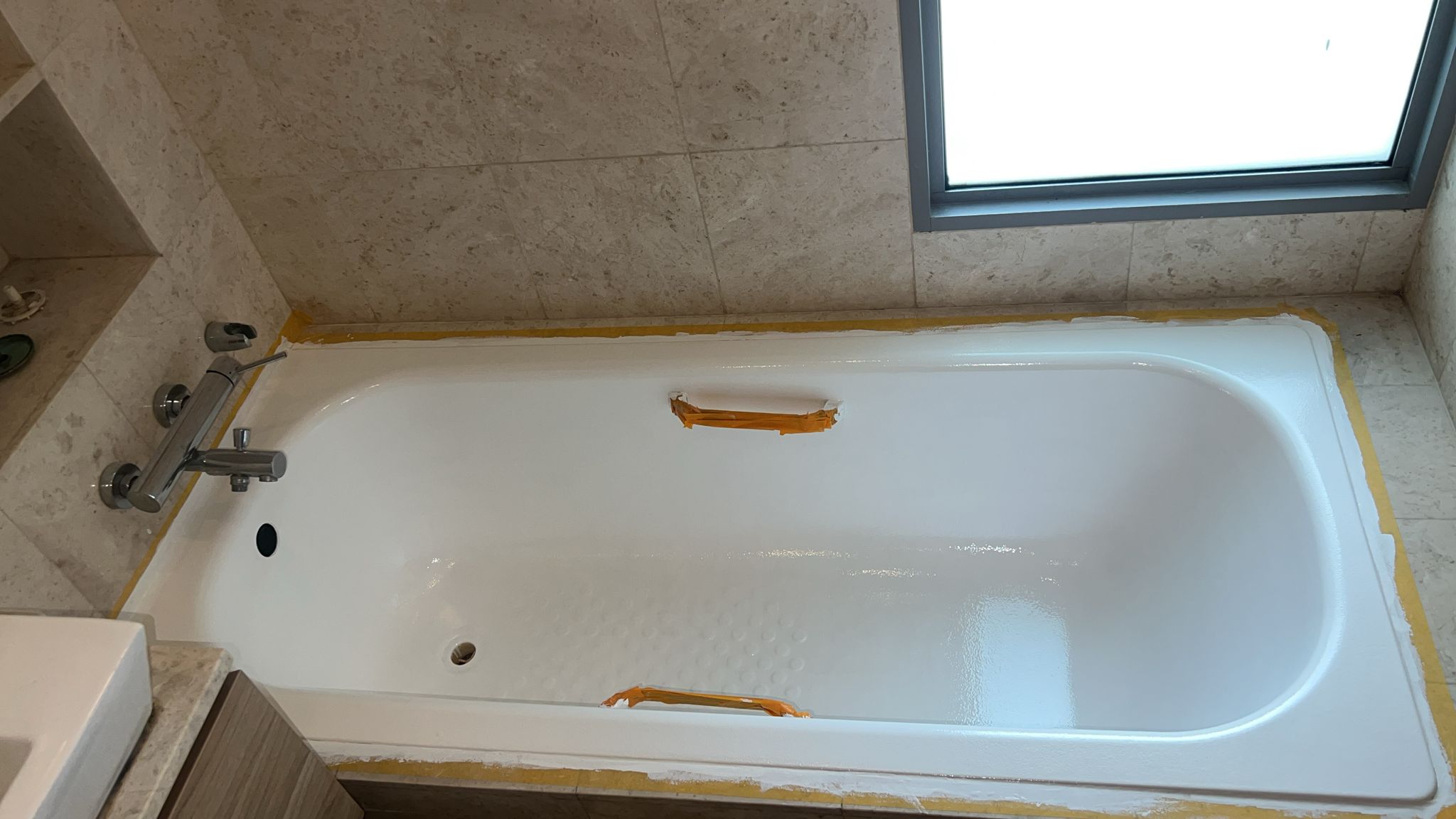 Bathtub need repair, wash, patch and paint